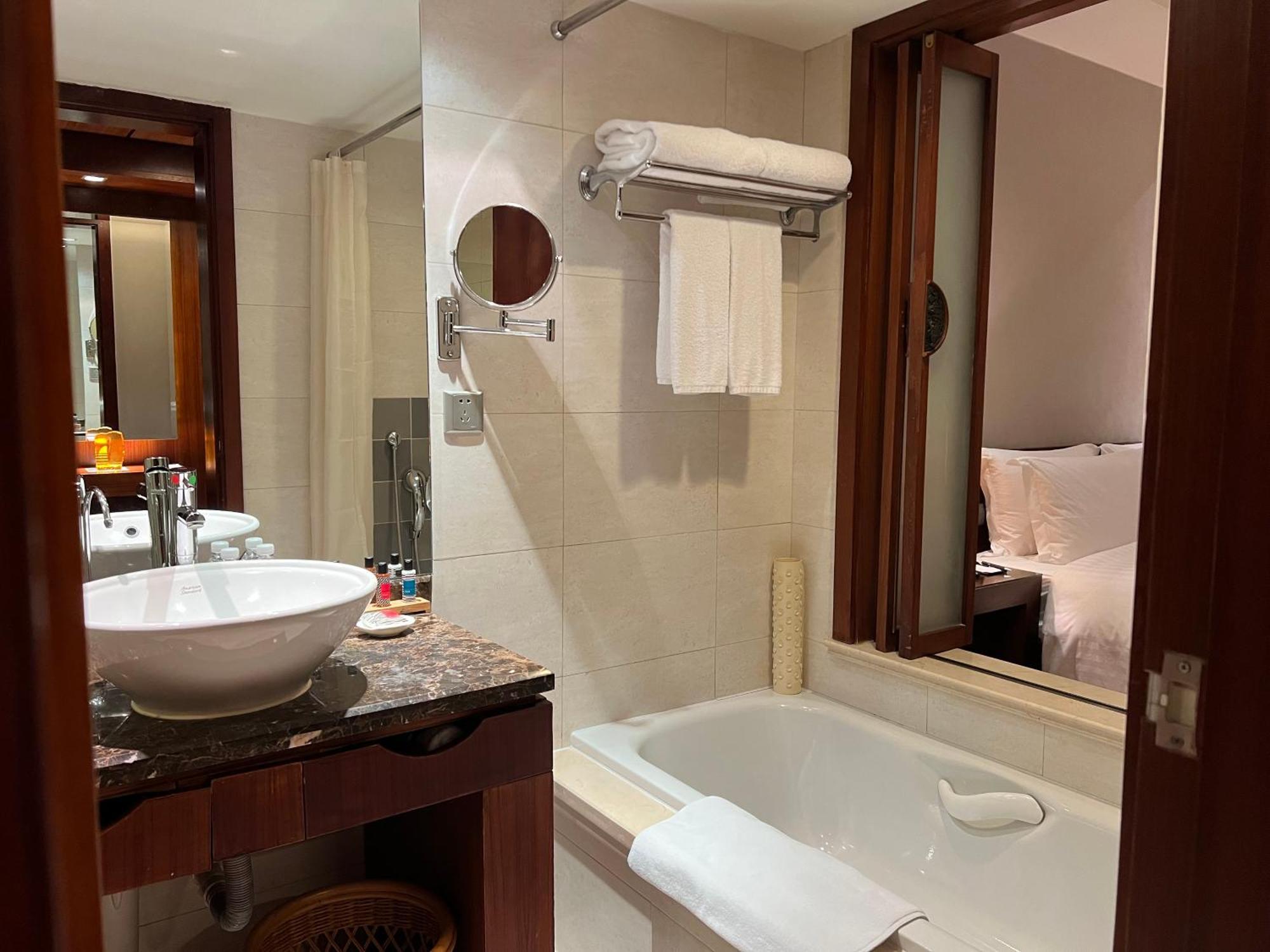 Baolong Hotel Shanghai Exterior photo